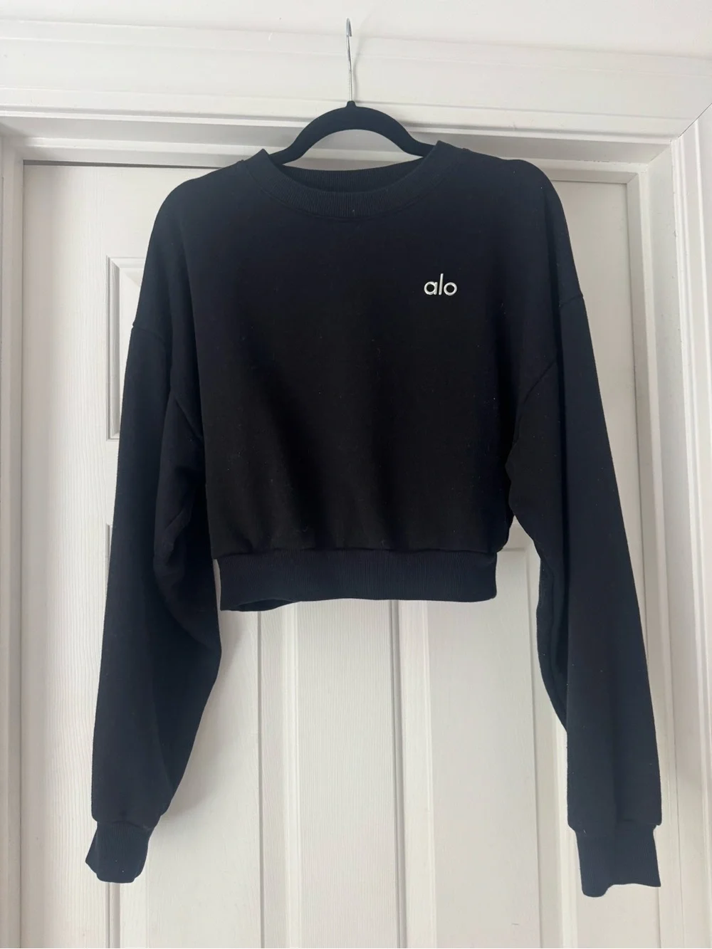 Alo Women's Black Cropped Accolade Crew Sweatshirt